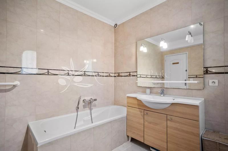 Maison - 250 m² - 6 pièces