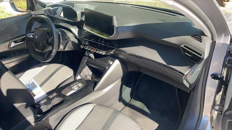 Peugeot 208 1.2 PureTech 100 Eat8 Roadtrip