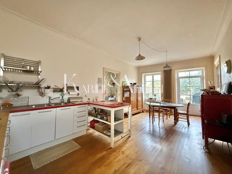 Maison - 330 m² - 9 pièces