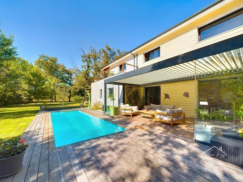 Maison - 224 m² - 8 pièces