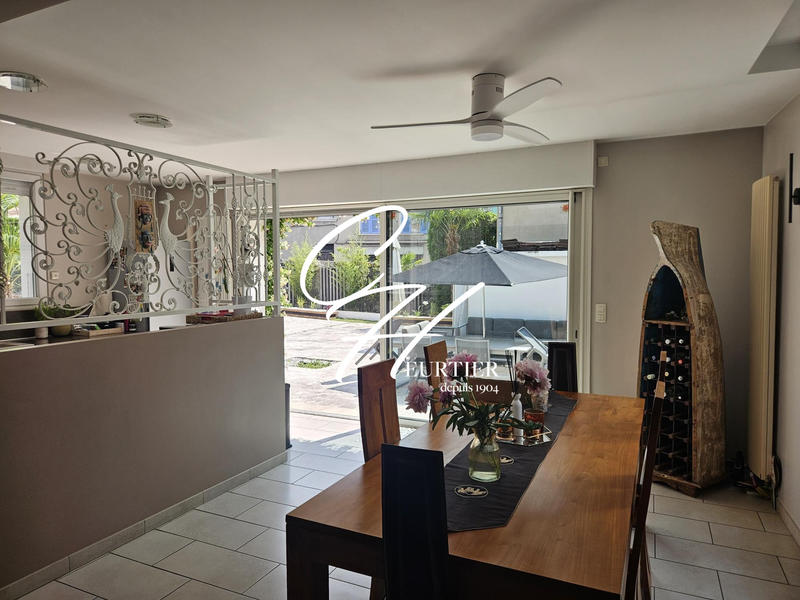 Maison - 224 m² - 9 pièces