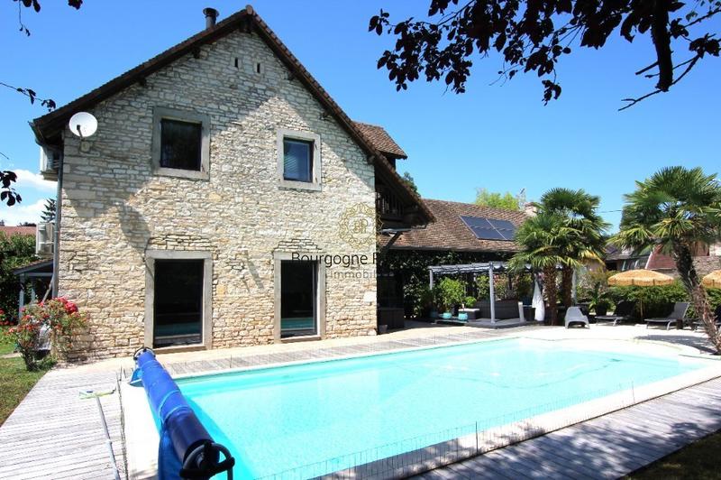 Propriété - 293 m² - 9 pièces