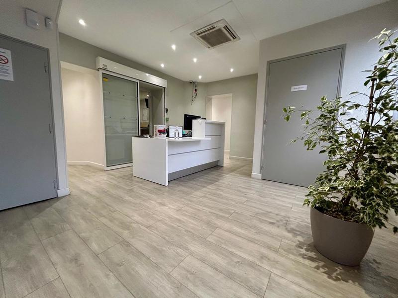 Local commercial - 210 m² - 9 pièces