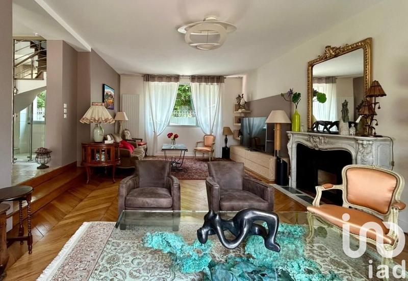 Maison - 245 m² - 9 pièces