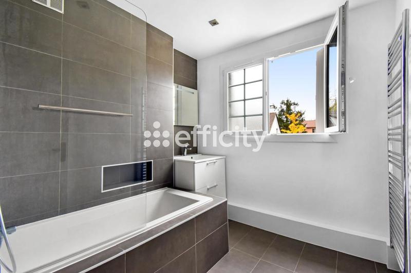 Pavillon - 247 m² - 7 pièces