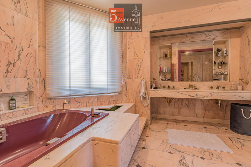 Maison - 400 m² - 12 pièces