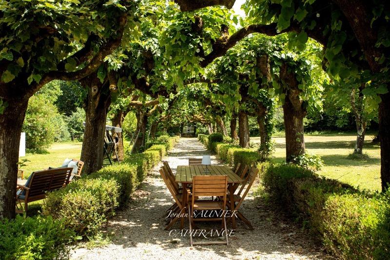 Demeure - 393 m² - 14 pièces