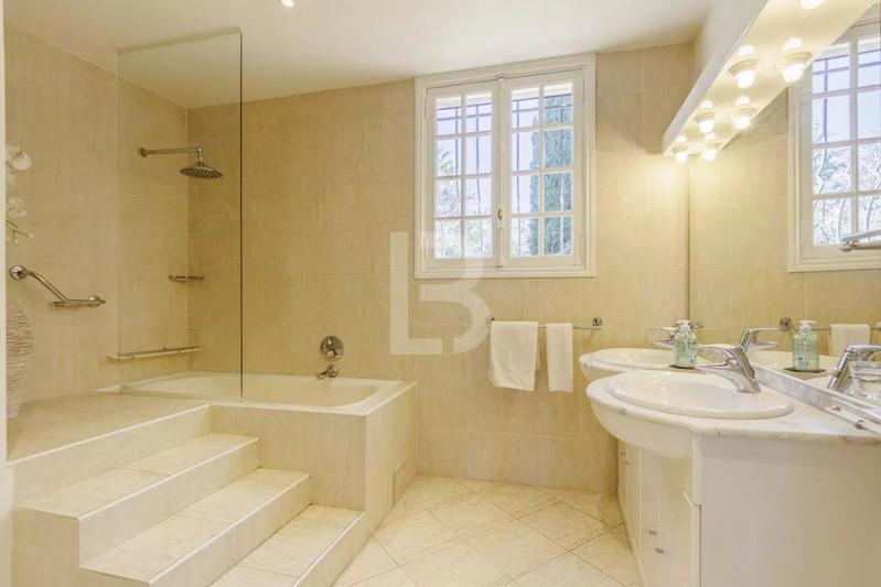 Propriété - 400 m² - 9 pièces