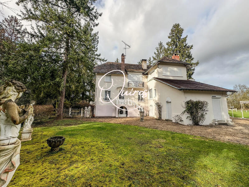 Maison - 292 m² - 13 pièces