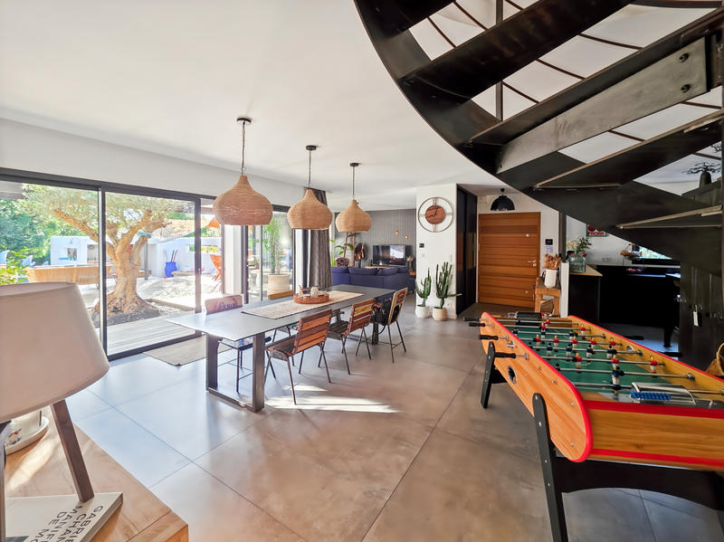 Maison - 204 m² - 7 pièces