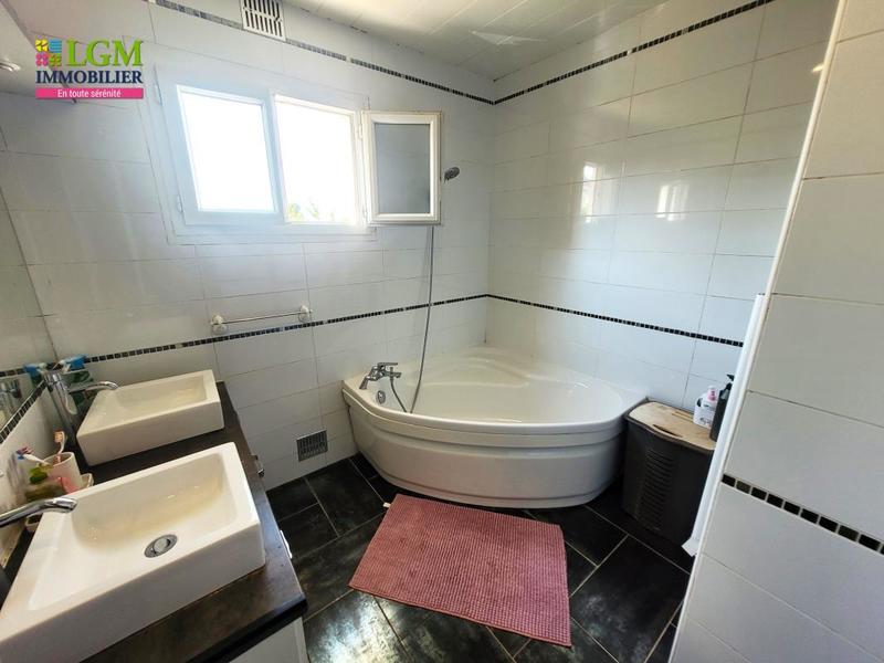 Maison - 234 m² - 9 pièces