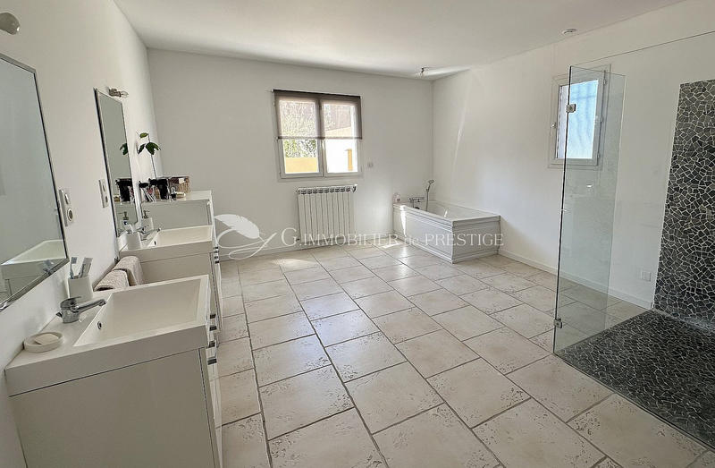 Maison - 2 001 m² - 4 pièces