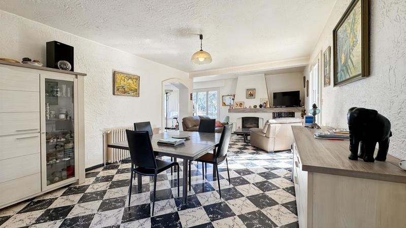 Maison - 201 m² - 7 pièces