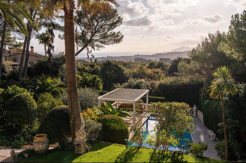 Villa - 270 m² - 6 pièces