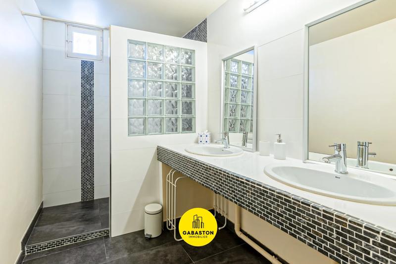 Propriété - 252 m² - 7 pièces