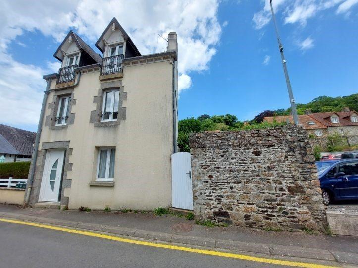 Maison - 221 m² - 12 pièces