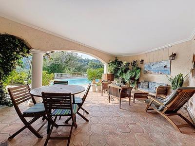 Maison - 231 m² - 7 pièces