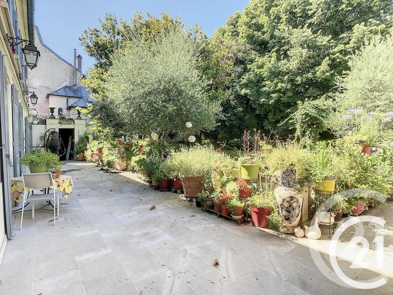 Maison - 235 m² - 10 pièces