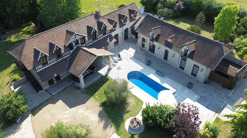 Demeure - 335 m² - 12 pièces