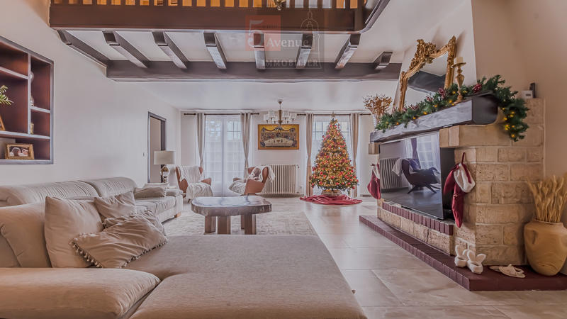 Maison - 220 m² - 6 pièces