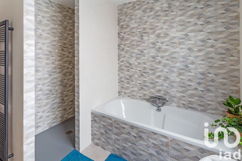 Maison - 198 m² - 9 pièces