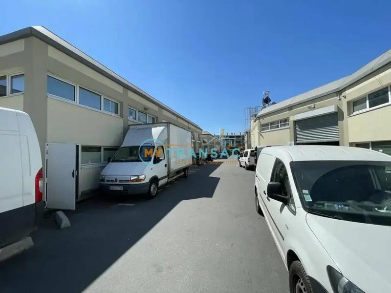 Local d'activité / Entrepôt - 854 m²