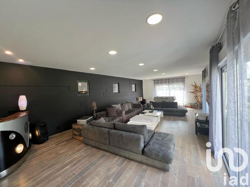 Maison - 236 m² - 9 pièces
