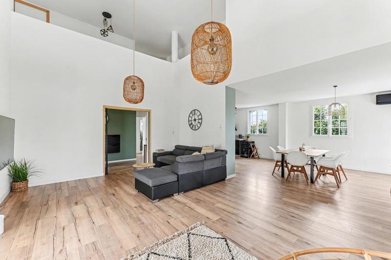 Maison - 235 m² - 7 pièces