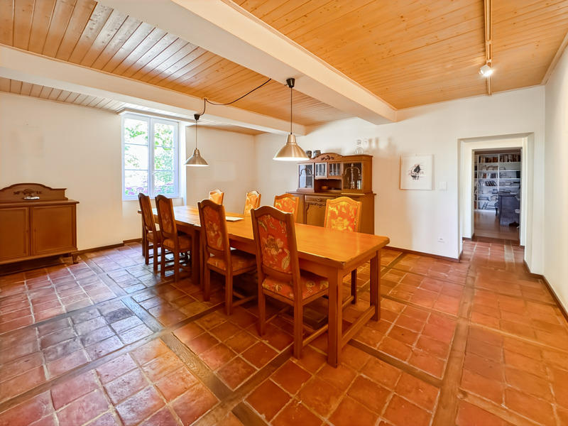 Maison - 234 m² - 9 pièces