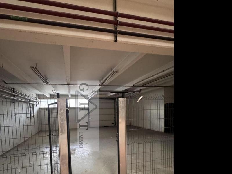 Entrepôt - 1 350 m²