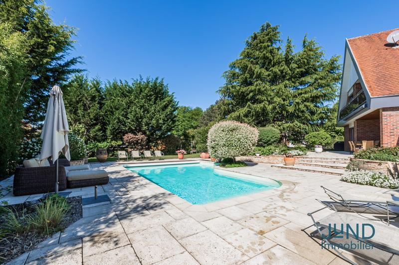 Maison - 280 m² - 8 pièces