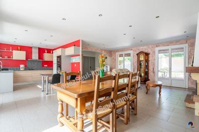 Maison traditionnelle - 246 m² - 4 pièces