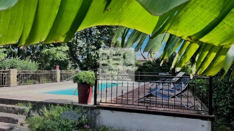 Propriété - 325 m² - 11 pièces