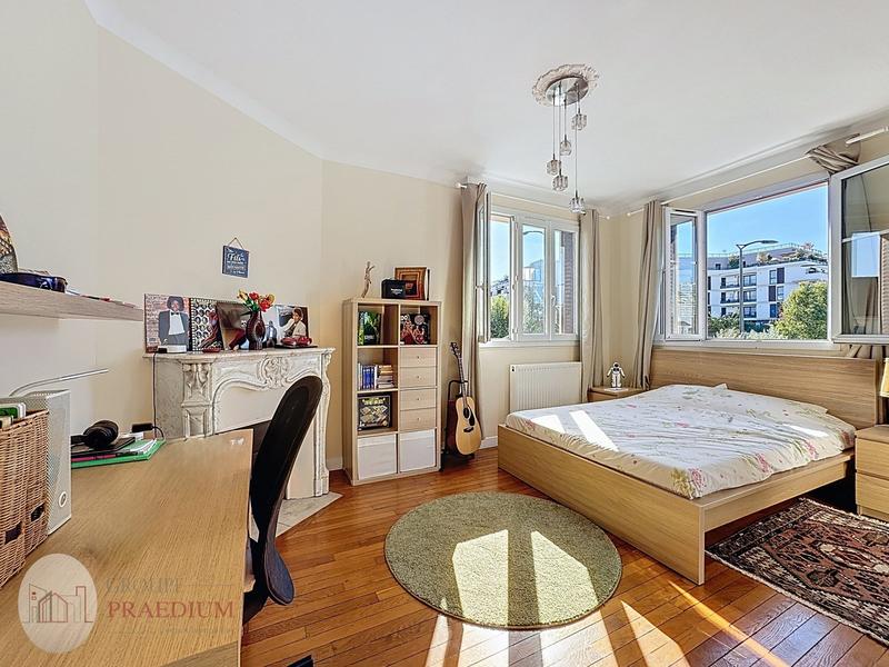 Maison - 203 m² - 9 pièces