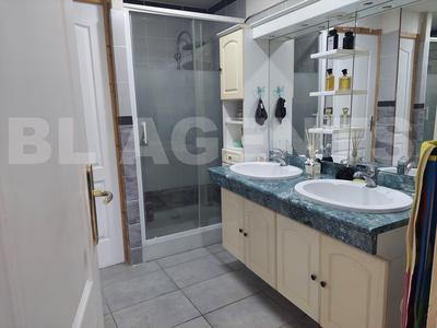 Maison - 223 m² - 7 pièces