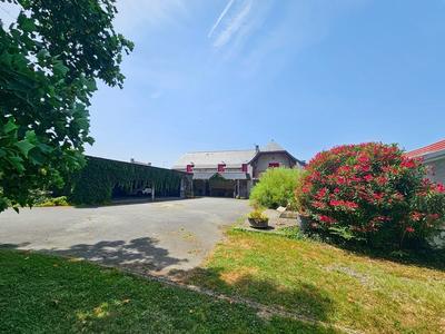 Maison - 453 m² - 14 pièces