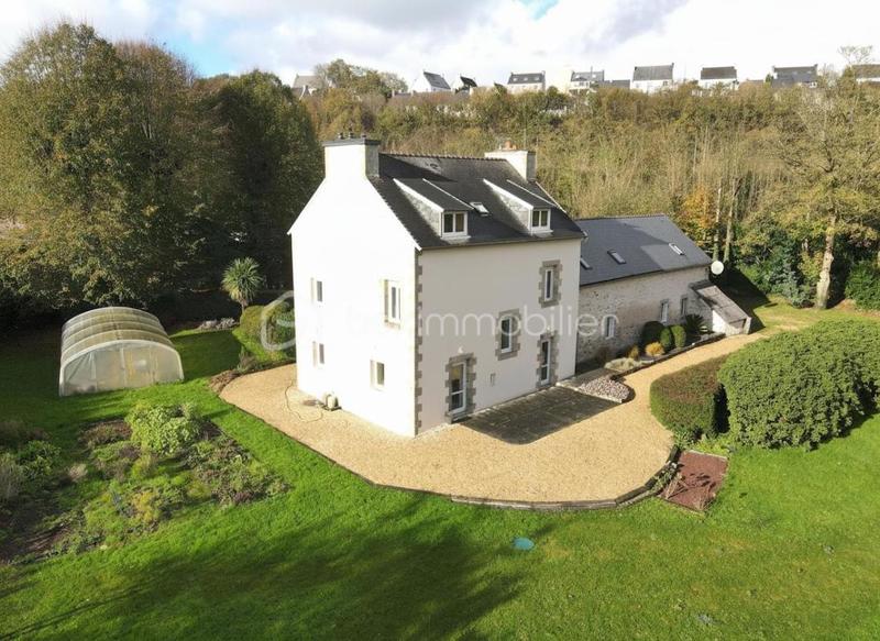 Propriété - 223 m² - 9 pièces