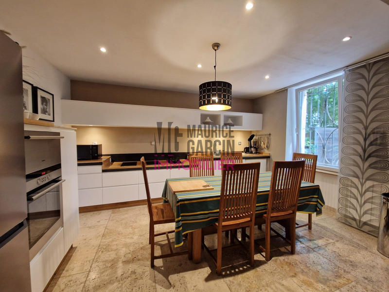 Maison - 310 m² - 12 pièces