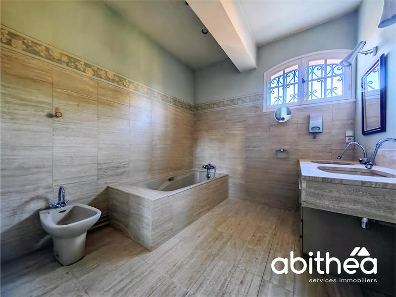 Maison - 250 m² - 11 pièces