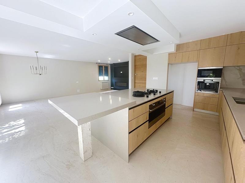 Maison - 221 m² - 6 pièces