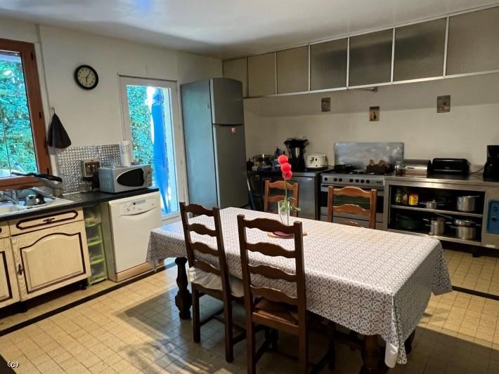 Maison chambre d'hôtes - 370 m² - 13 pièces