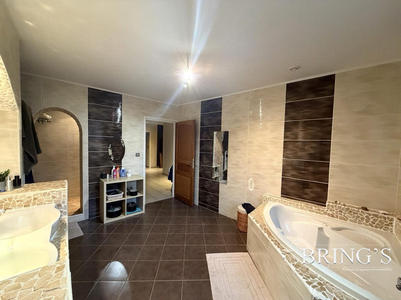 Maison - 273 m² - 7 pièces