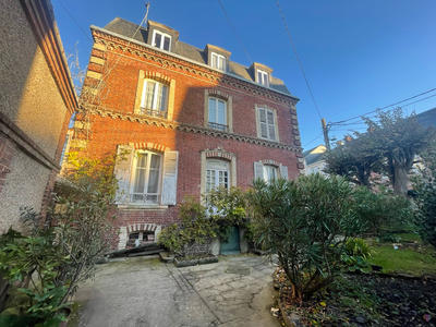 Maison - 215 m² - 10 pièces