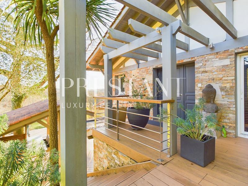 Maison - 250 m² - 6 pièces