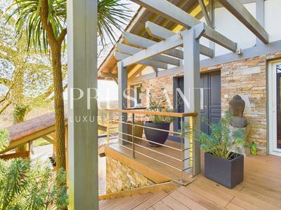 Maison - 250 m² - 6 pièces