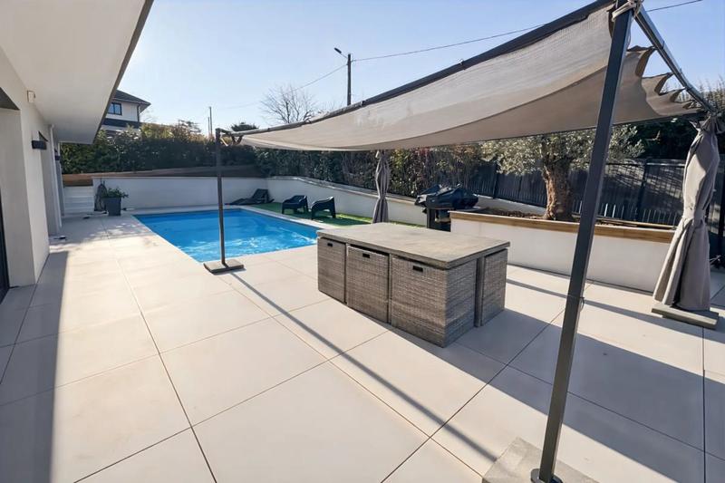 Maison - 215 m² - 9 pièces