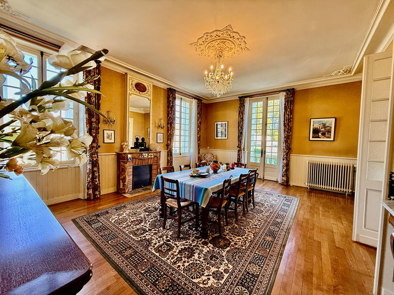 Maison - 360 m² - 10 pièces