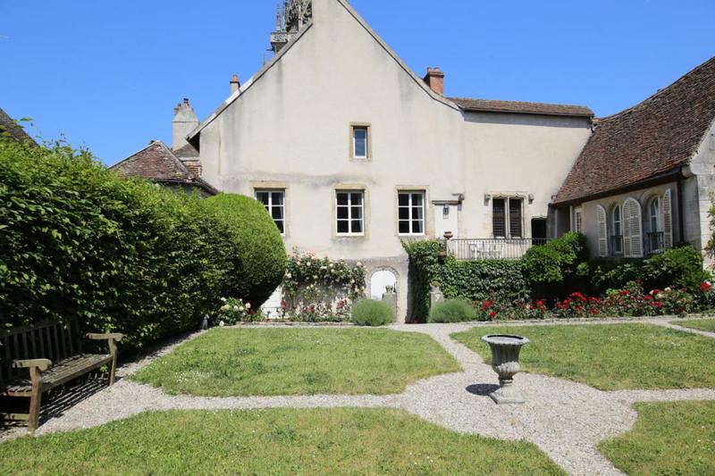 Maison - 240 m² - 8 pièces