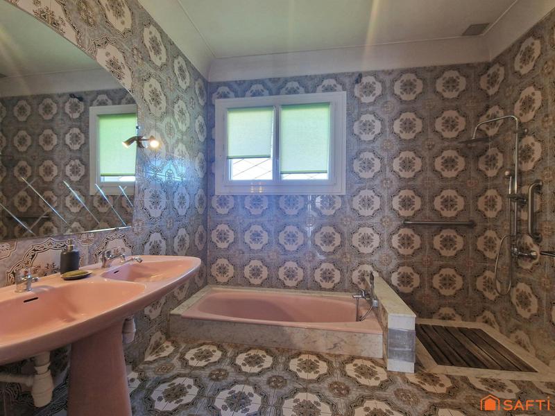 Maison - 223 m² - 7 pièces