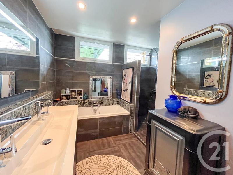 Maison - 234 m² - 6 pièces